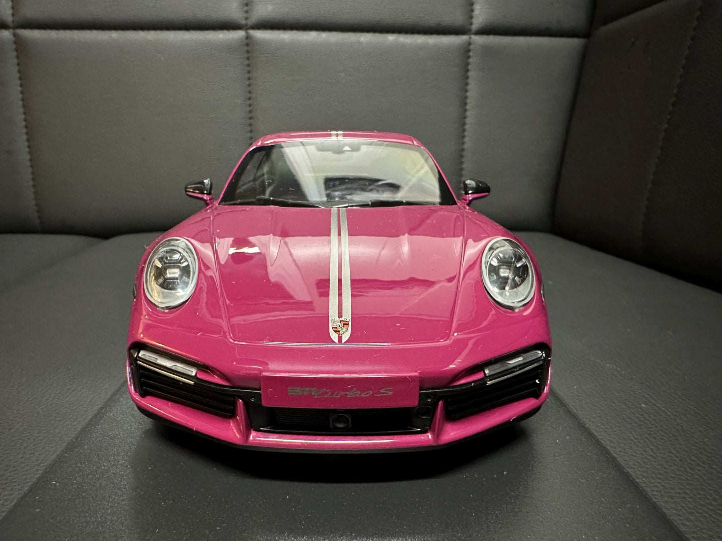 Porsche 911 Turbo S 2021 red 1:18 Minichamps 155069172 Порше 911 Турбо С тъмно розов