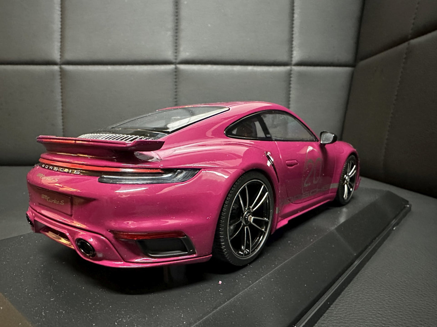 Porsche 911 Turbo S 2021 red 1:18 Minichamps 155069172 Порше 911 Турбо С тъмно розов