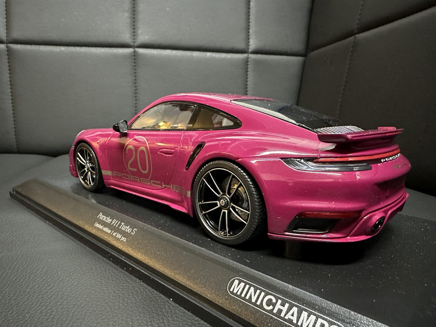 Porsche 911 Turbo S 2021 red 1:18 Minichamps 155069172 Порше 911 Турбо С тъмно розов