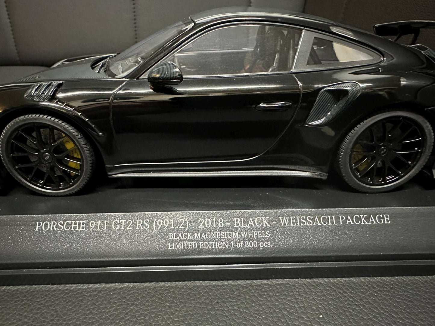 Porsche 911 GT2 RS 2018 black Limitiert 1 of 300 pcs 1:18 Minichamps 153068321 Порше 911 991.2 черен Лимитирана