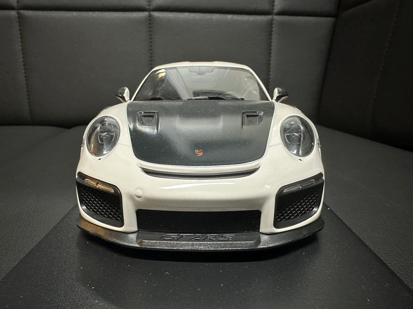 Porsche 911 GT2 RS 2018 white Limitiert 1 of 504 pcs 1:18 Minichamps 155068310 Порше 911 991.2 бял Лимитирана
