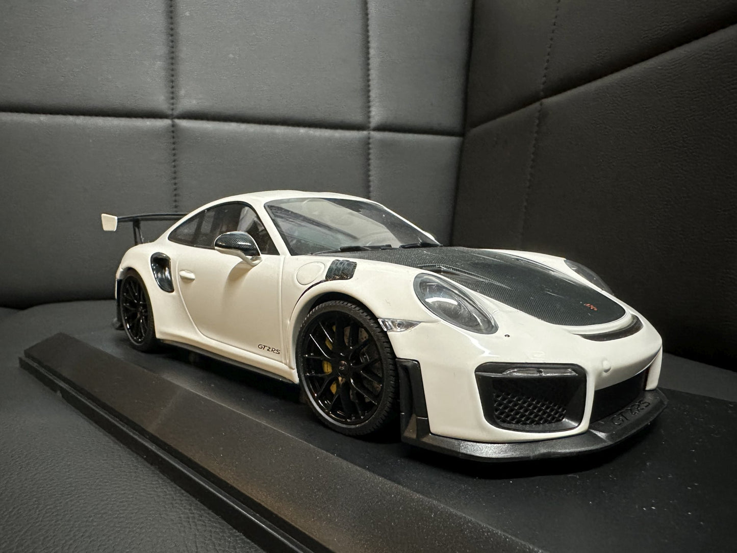 Porsche 911 GT2 RS 2018 white Limitiert 1 of 504 pcs 1:18 Minichamps 155068310 Порше 911 991.2 бял Лимитирана