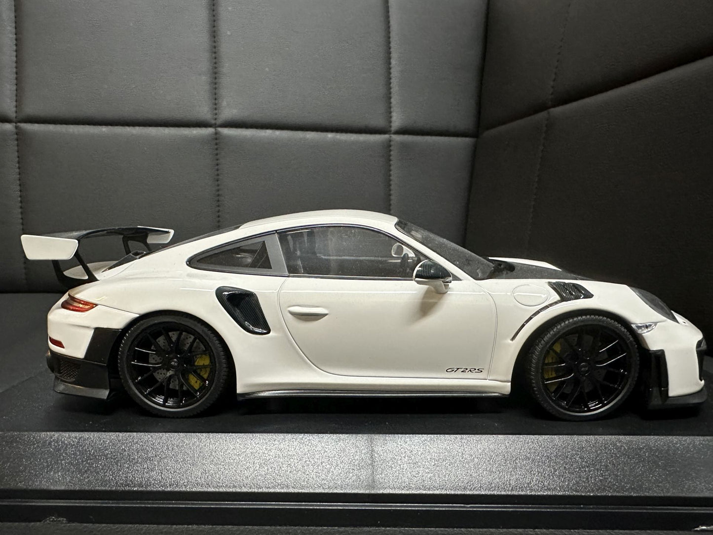 Porsche 911 GT2 RS 2018 white Limitiert 1 of 504 pcs 1:18 Minichamps 155068310 Порше 911 991.2 бял Лимитирана