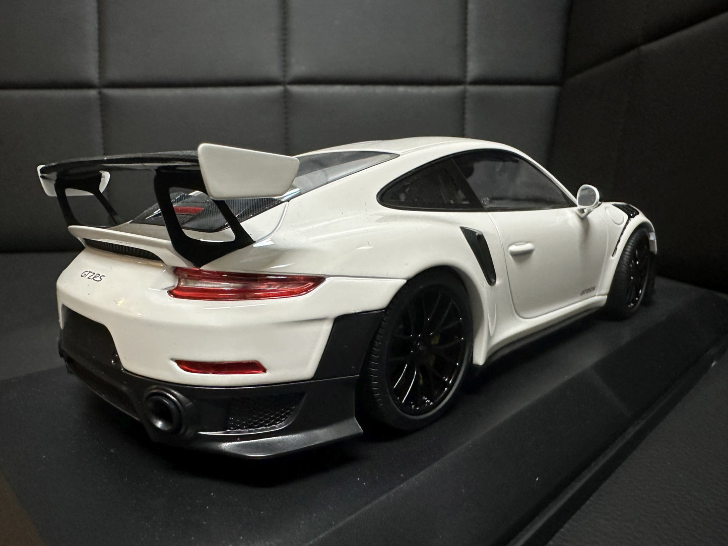 Porsche 911 GT2 RS 2018 white Limitiert 1 of 504 pcs 1:18 Minichamps 155068310 Порше 911 991.2 бял Лимитирана