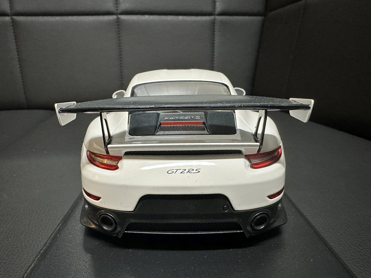 Porsche 911 GT2 RS 2018 white Limitiert 1 of 504 pcs 1:18 Minichamps 155068310 Порше 911 991.2 бял Лимитирана