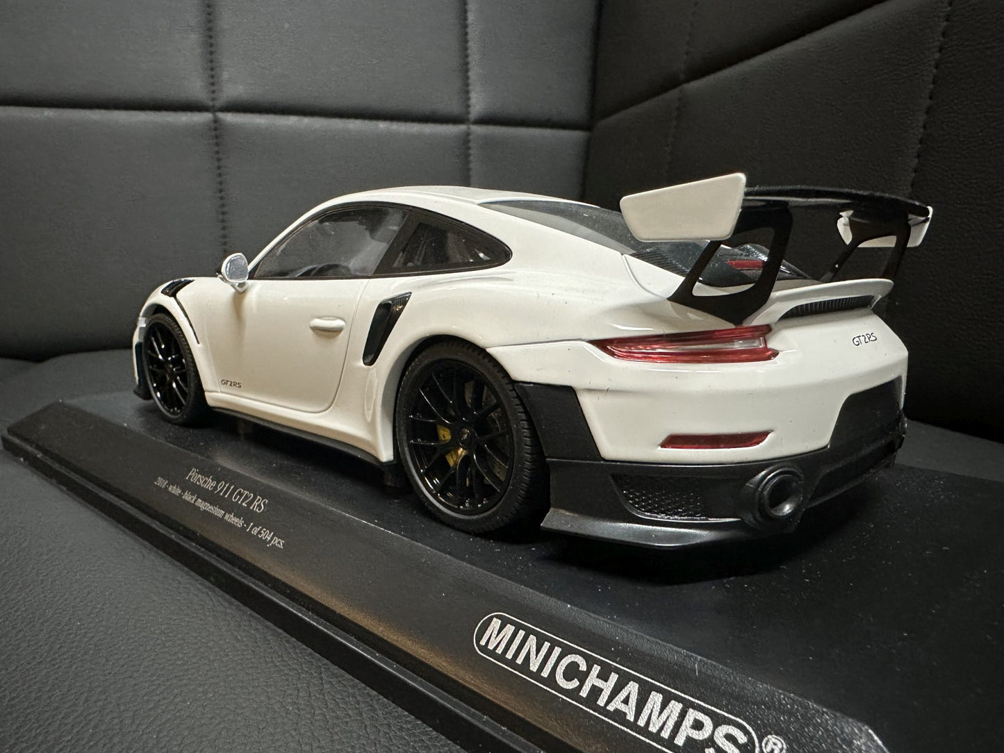 Porsche 911 GT2 RS 2018 white Limitiert 1 of 504 pcs 1:18 Minichamps 155068310 Порше 911 991.2 бял Лимитирана