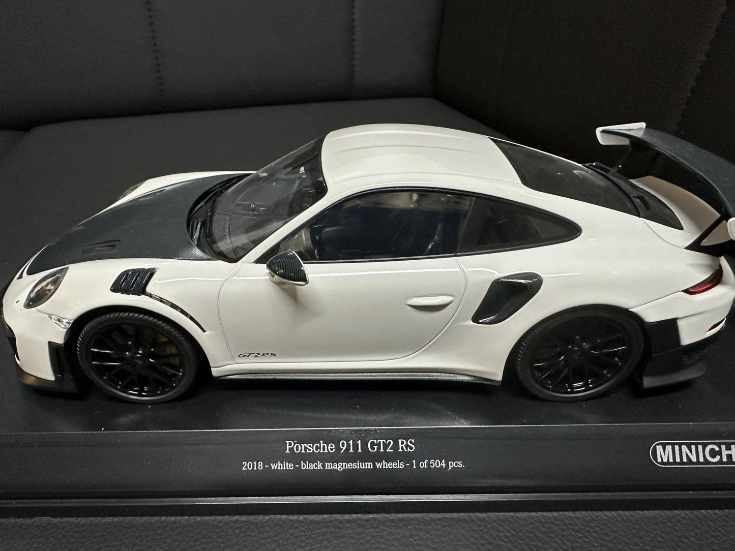 Porsche 911 GT2 RS 2018 white Limitiert 1 of 504 pcs 1:18 Minichamps 155068310 Порше 911 991.2 бял Лимитирана