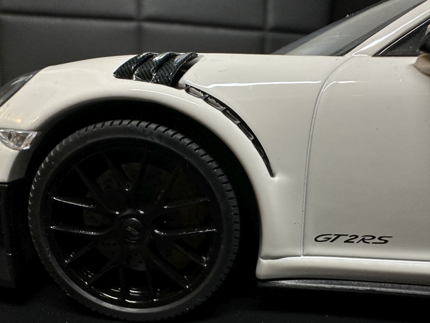 Porsche 911 GT2 RS 2018 white Limitiert 1 of 504 pcs 1:18 Minichamps 155068310 Порше 911 991.2 бял Лимитирана
