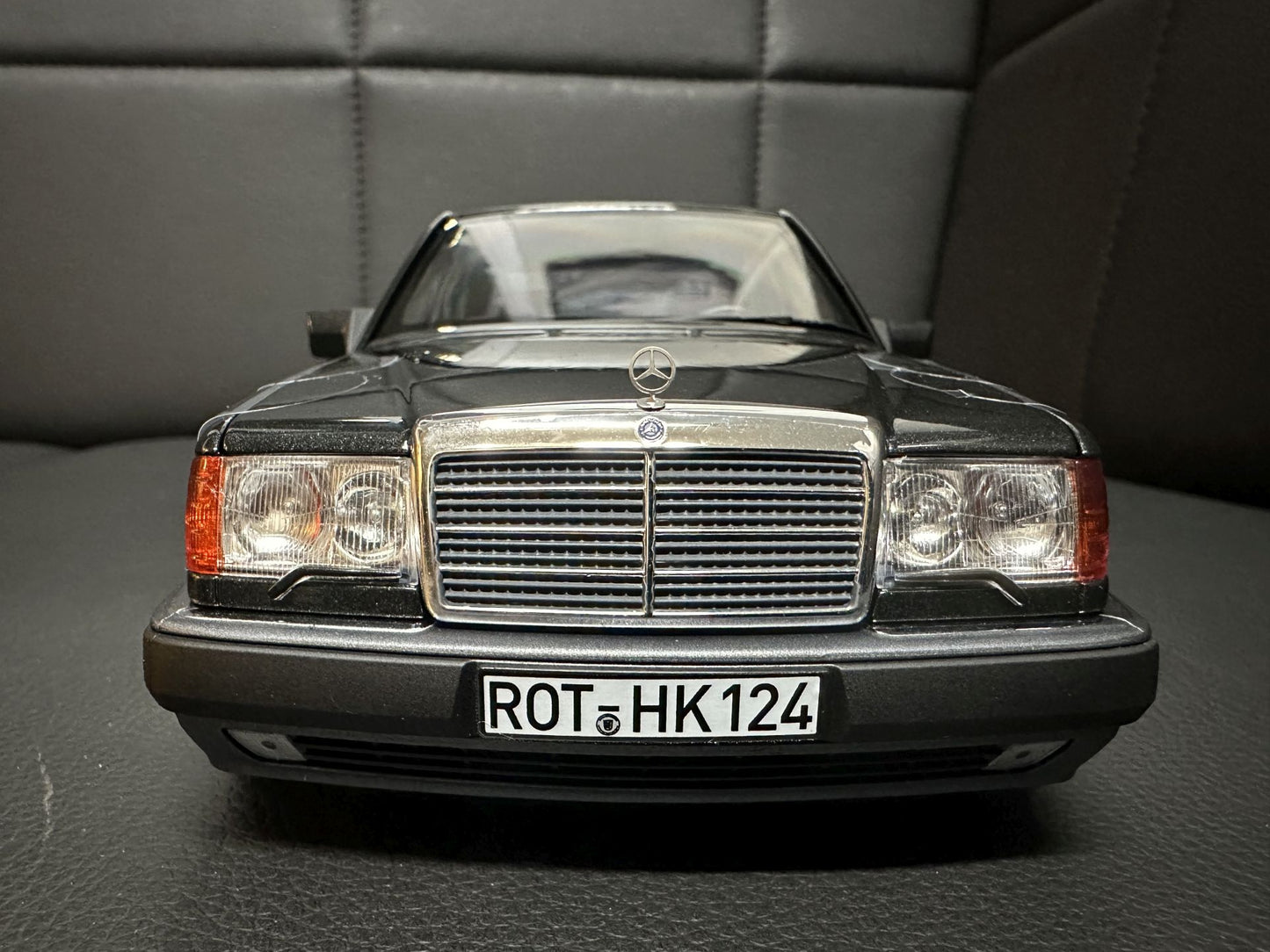 Mercedes Benz 500E W124 black Limitiert 417/500 1:18 QB66042024 Мерцедес Бенц 500Е черен отваряем Лимитиран