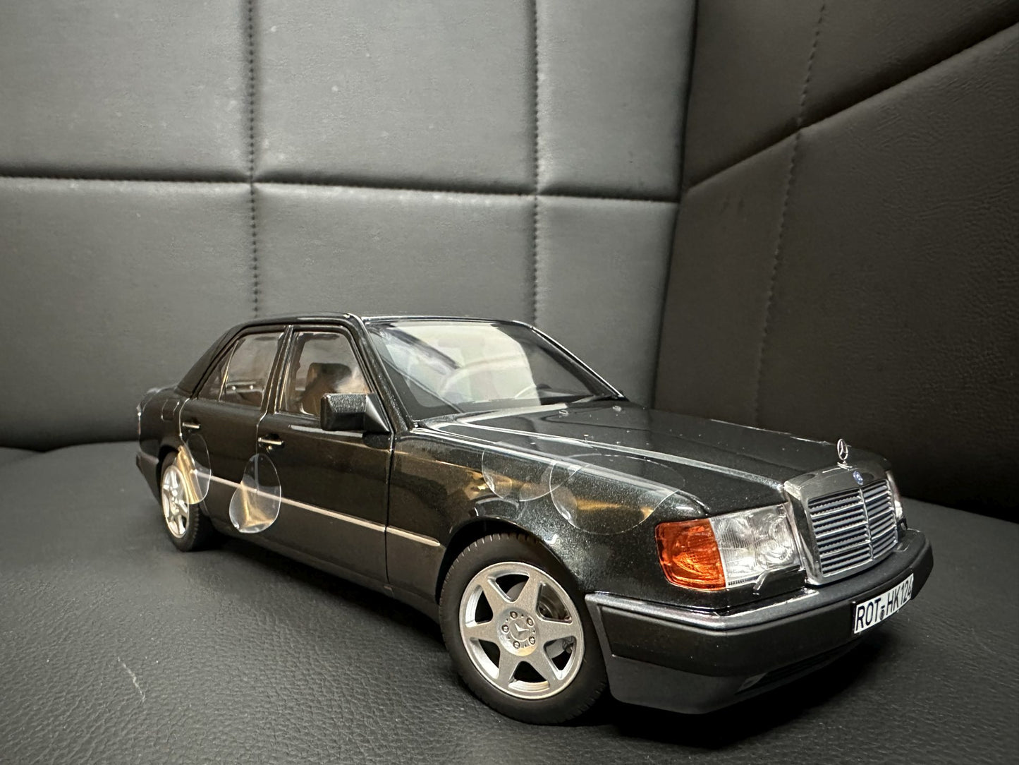 Mercedes Benz 500E W124 black Limitiert 417/500 1:18 QB66042024 Мерцедес Бенц 500Е черен отваряем Лимитиран