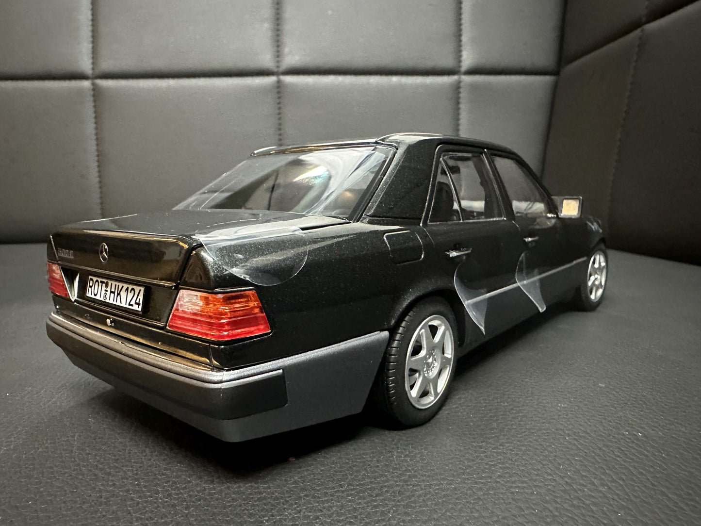 Mercedes Benz 500E W124 black Limitiert 417/500 1:18 QB66042024 Мерцедес Бенц 500Е черен отваряем Лимитиран