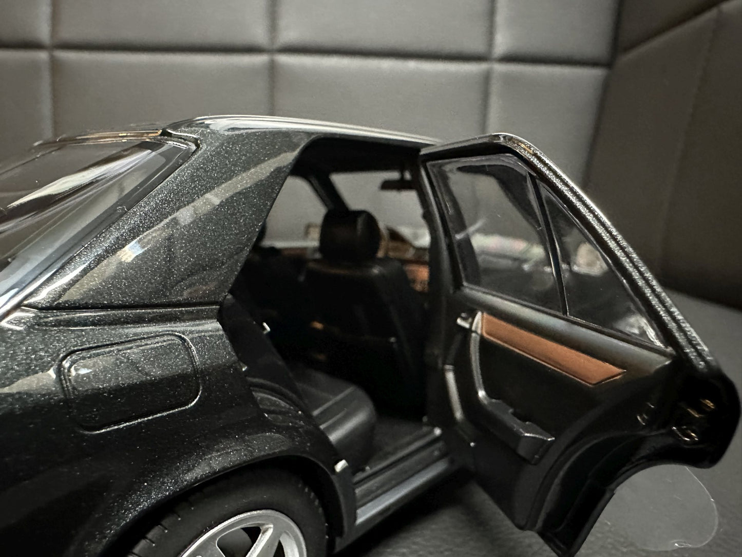 Mercedes Benz 500E W124 black Limitiert 417/500 1:18 QB66042024 Мерцедес Бенц 500Е черен отваряем Лимитиран
