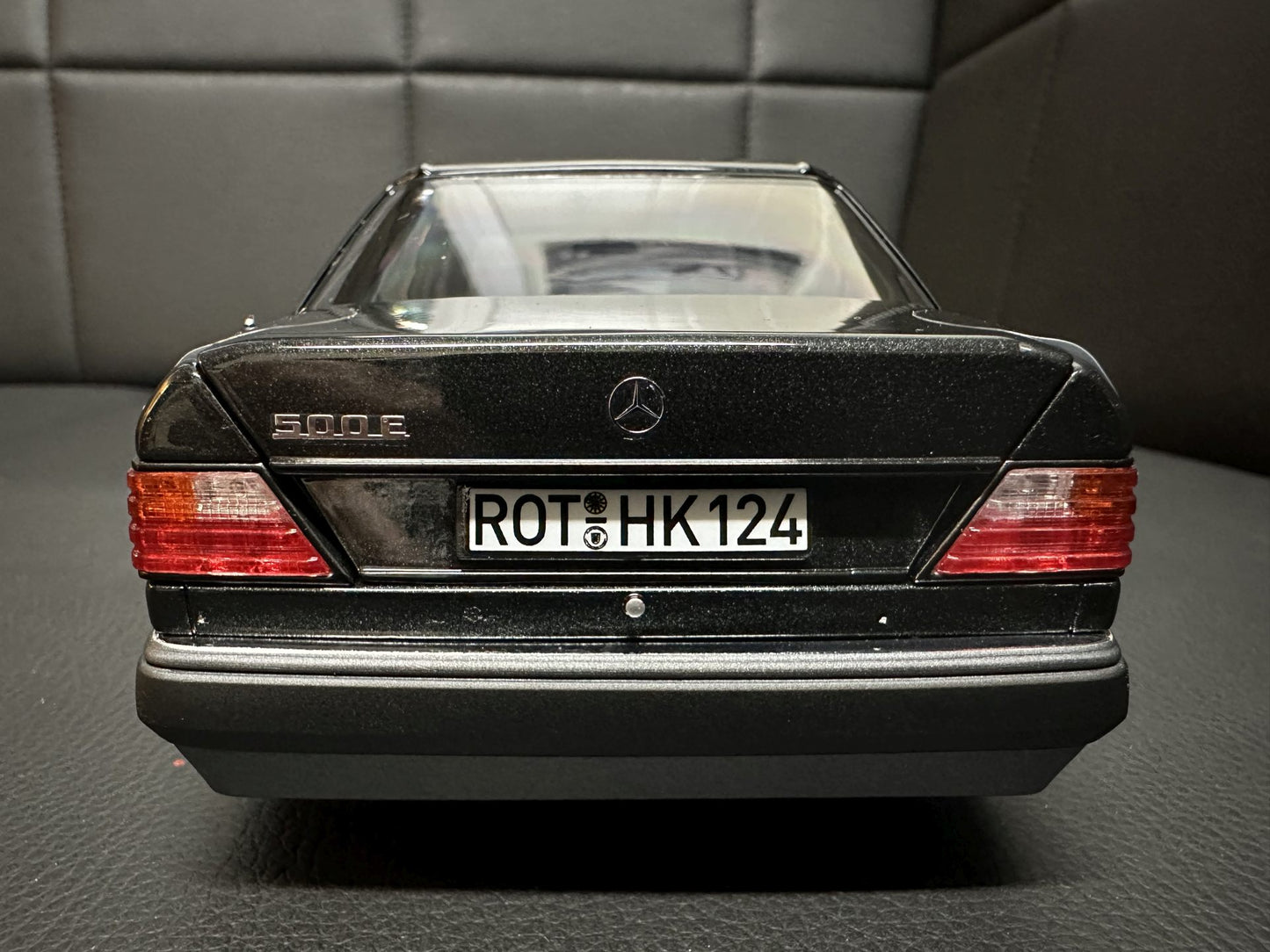 Mercedes Benz 500E W124 black Limitiert 417/500 1:18 QB66042024 Мерцедес Бенц 500Е черен отваряем Лимитиран
