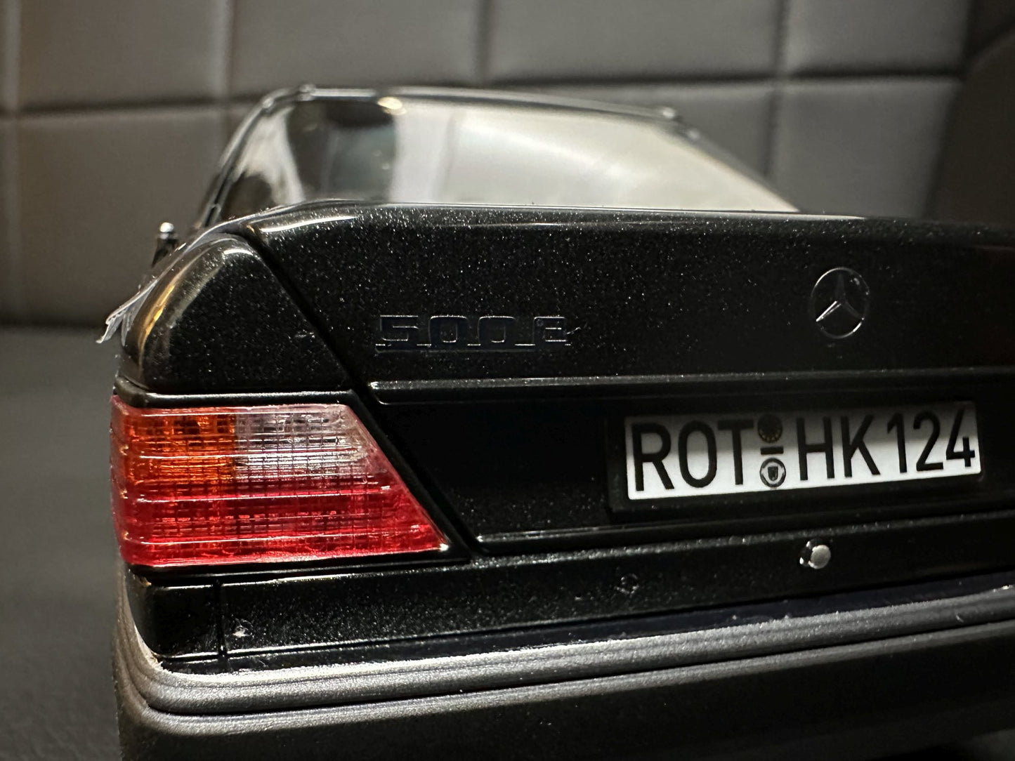 Mercedes Benz 500E W124 black Limitiert 417/500 1:18 QB66042024 Мерцедес Бенц 500Е черен отваряем Лимитиран