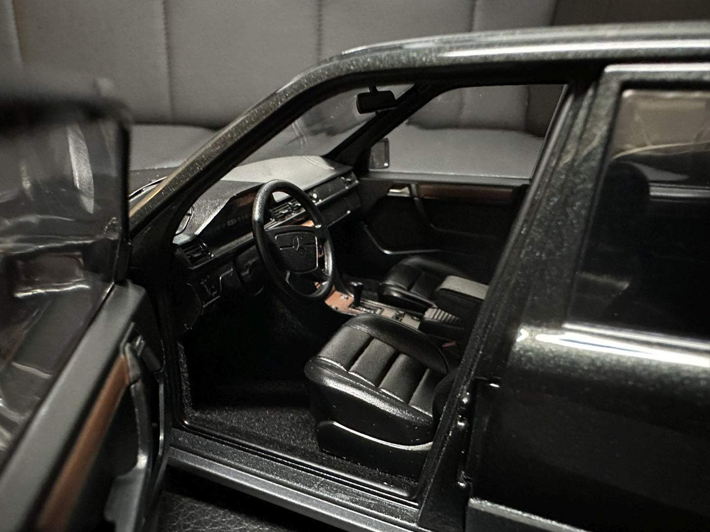 Mercedes Benz 500E W124 black Limitiert 417/500 1:18 QB66042024 Мерцедес Бенц 500Е черен отваряем Лимитиран