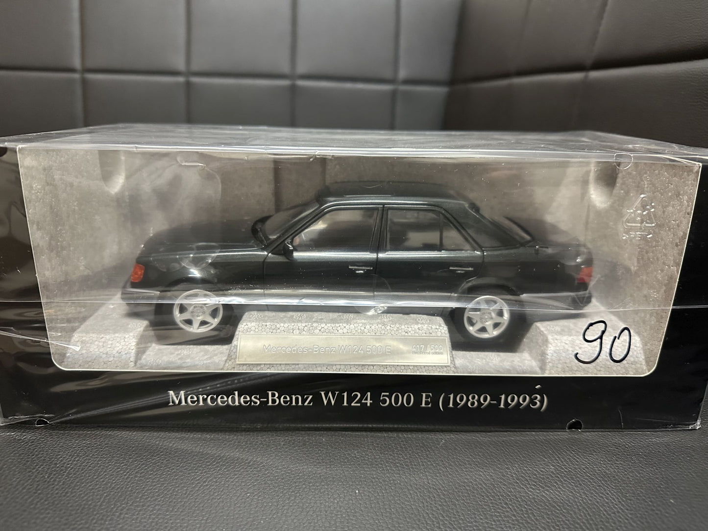 Mercedes Benz 500E W124 black Limitiert 417/500 1:18 QB66042024 Мерцедес Бенц 500Е черен отваряем Лимитиран