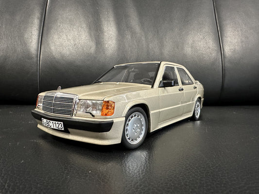 Mercedes Benz 190E 2.3 16V braun 1:18 NOREV 183831 Мерцедес Бенц 190Е В16 кафяв отваряем