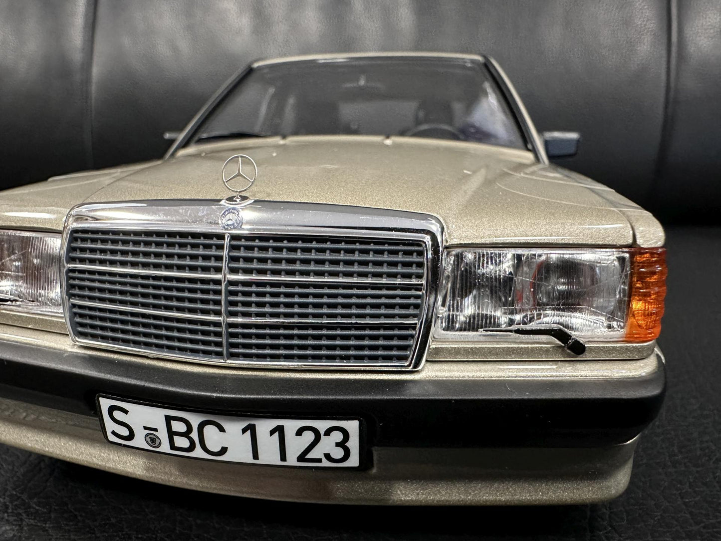 Mercedes Benz 190E 2.3 16V braun 1:18 NOREV 183831 Мерцедес Бенц 190Е В16 кафяв отваряем