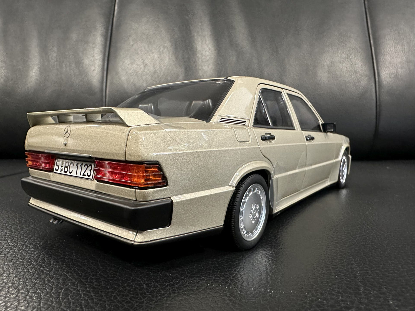 Mercedes Benz 190E 2.3 16V braun 1:18 NOREV 183831 Мерцедес Бенц 190Е В16 кафяв отваряем