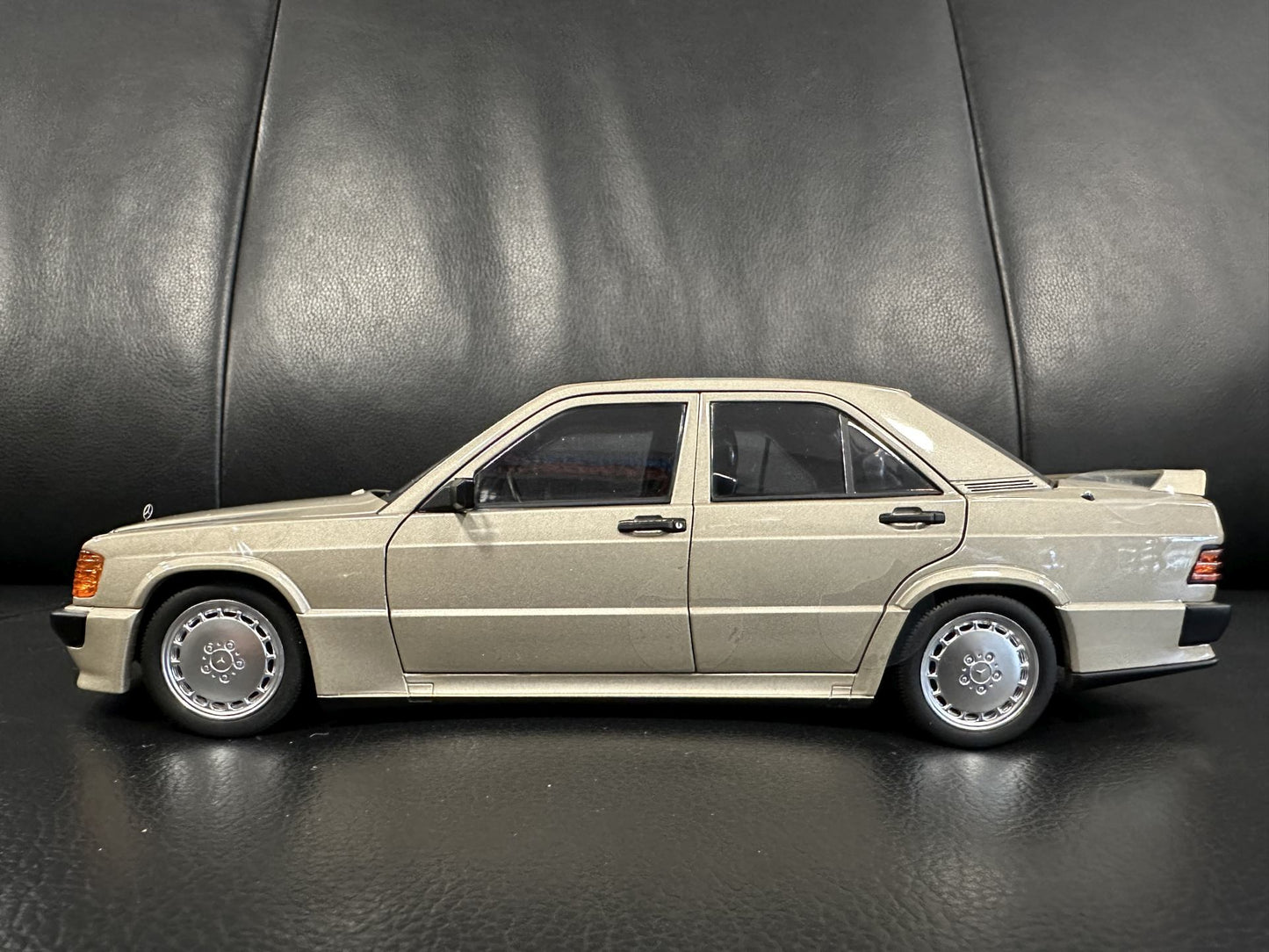 Mercedes Benz 190E 2.3 16V braun 1:18 NOREV 183831 Мерцедес Бенц 190Е В16 кафяв отваряем