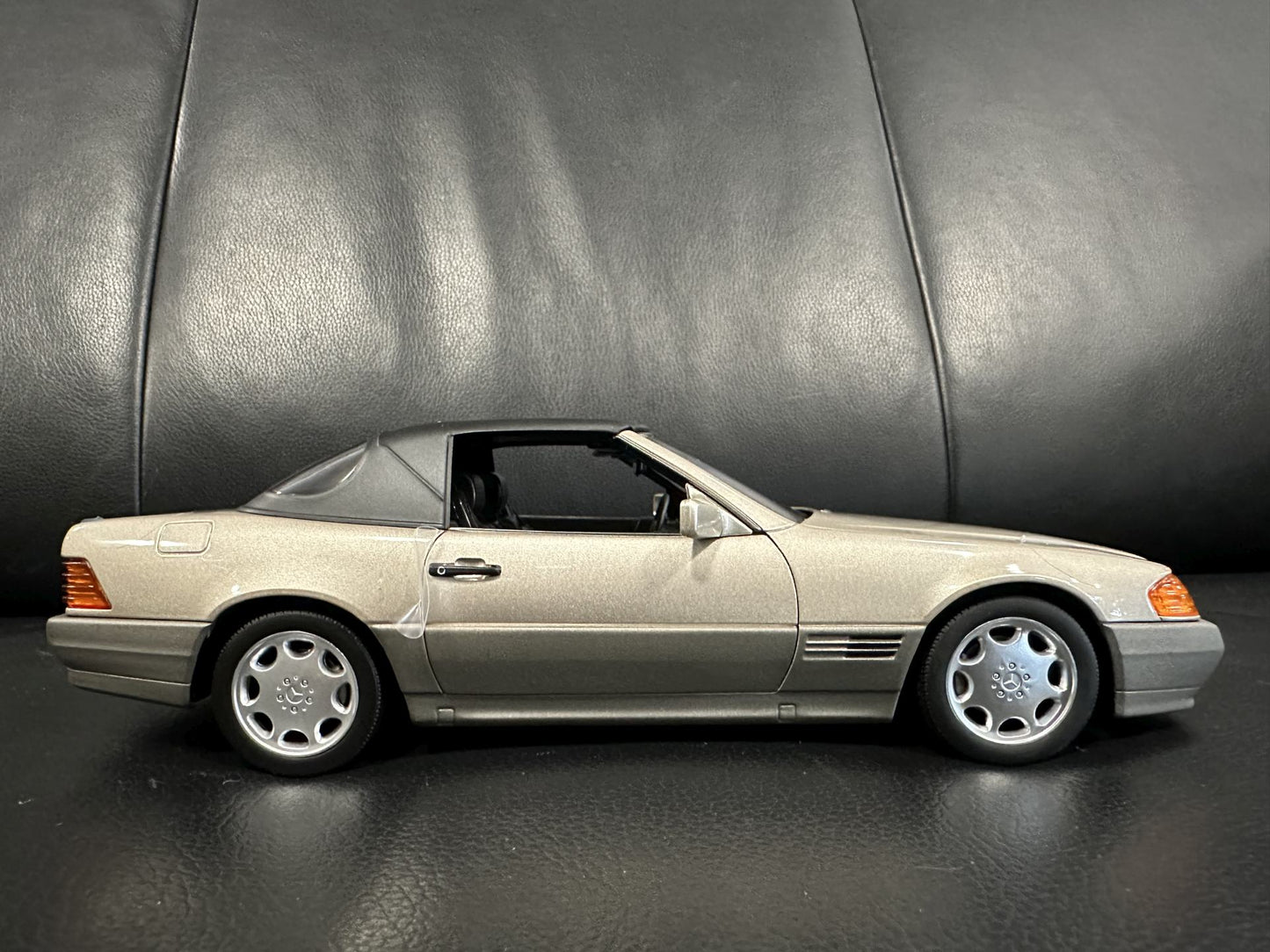 Mercedes Benz SL500 R129 Braun Cabrio 1:18 NOREV 183719 Мерцедес Бенц СЛ500 Кабрио кафяв отваряем