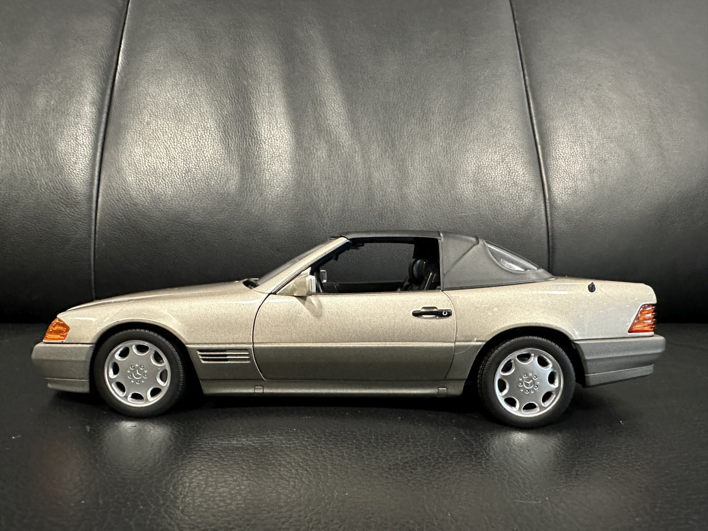 Mercedes Benz SL500 R129 Braun Cabrio 1:18 NOREV 183719 Мерцедес Бенц СЛ500 Кабрио кафяв отваряем