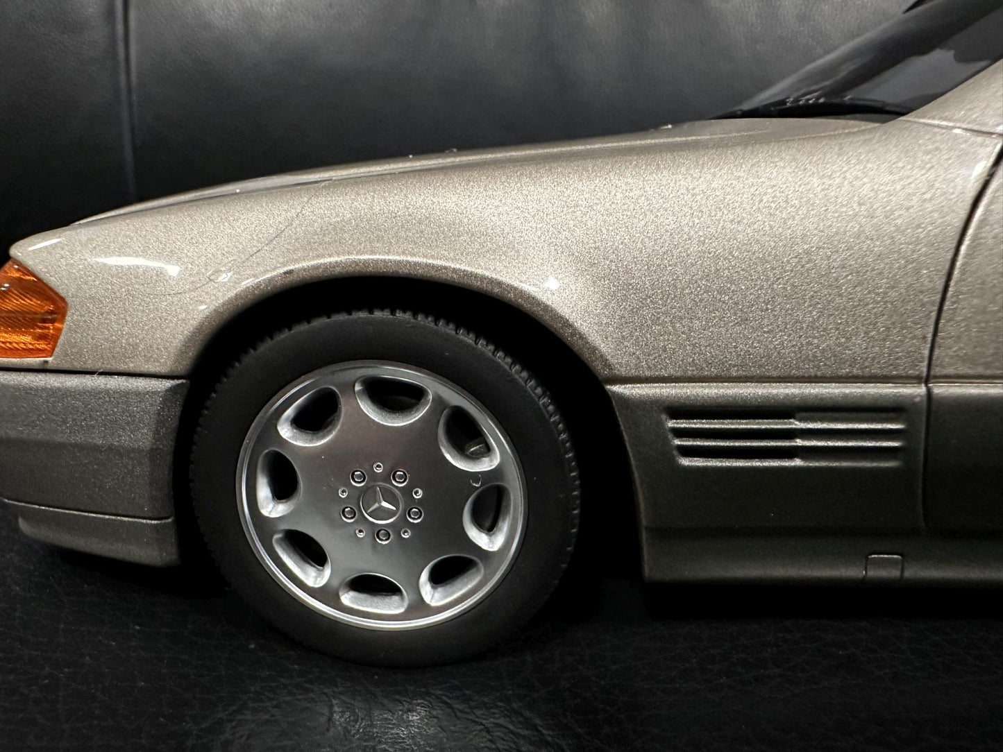Mercedes Benz SL500 R129 Braun Cabrio 1:18 NOREV 183719 Мерцедес Бенц СЛ500 Кабрио кафяв отваряем