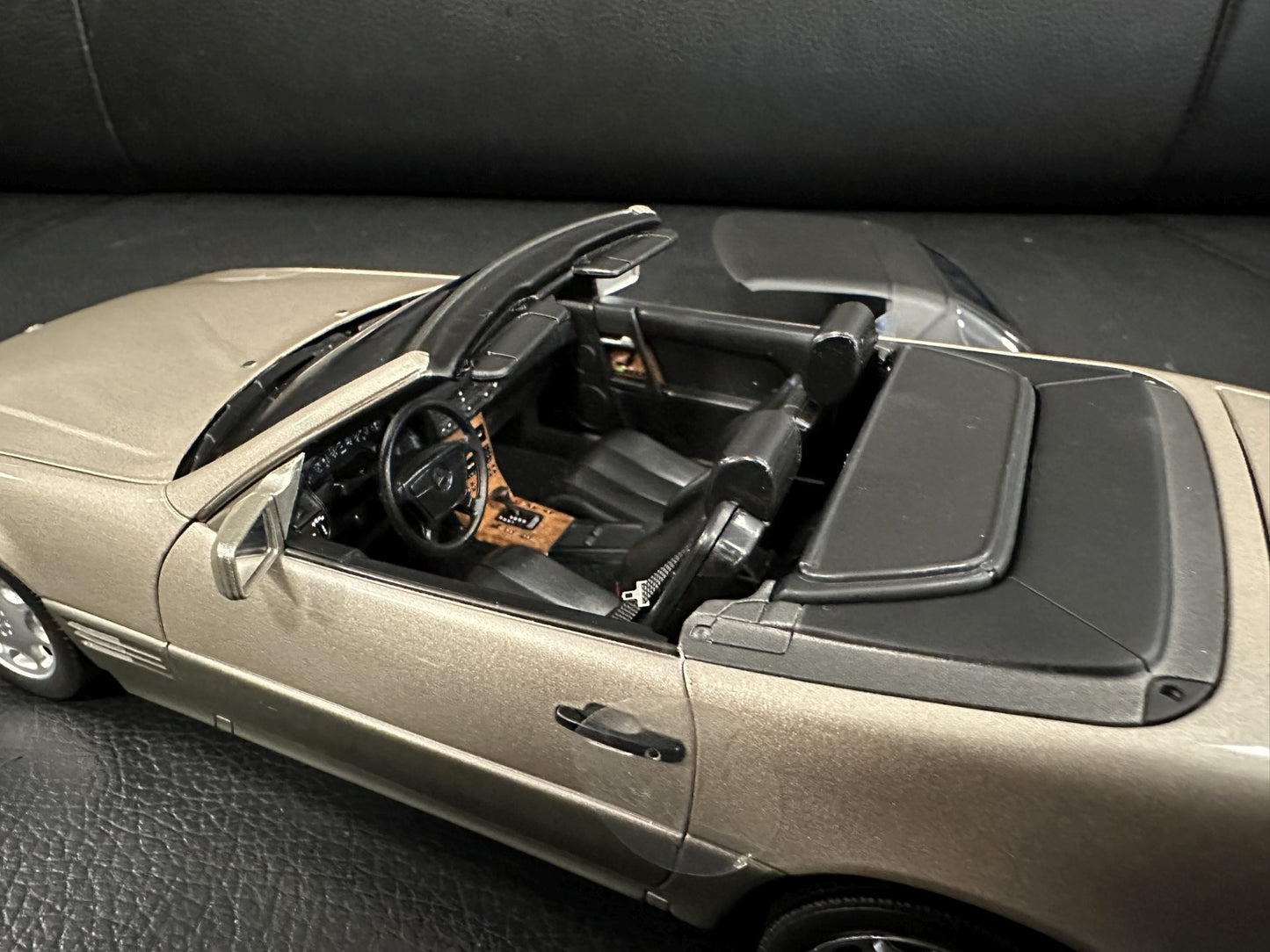 Mercedes Benz SL500 R129 Braun Cabrio 1:18 NOREV 183719 Мерцедес Бенц СЛ500 Кабрио кафяв отваряем
