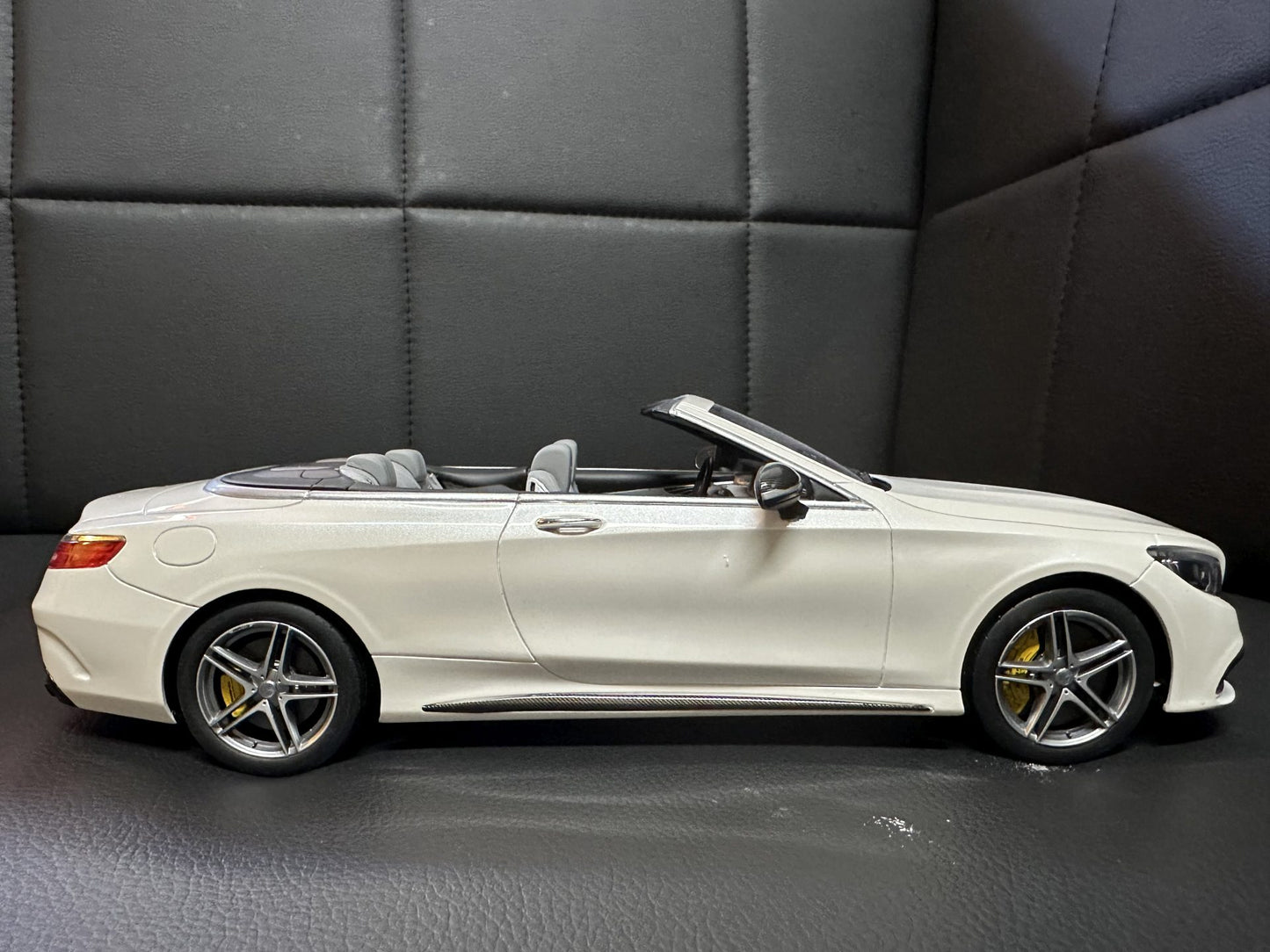 Mercedes Benz S63 AMG Cabrio white Limitiert 1337/1967 1:18 GT Spirit B66965712 Мерцедес Бенц С63 бял Лимитирана