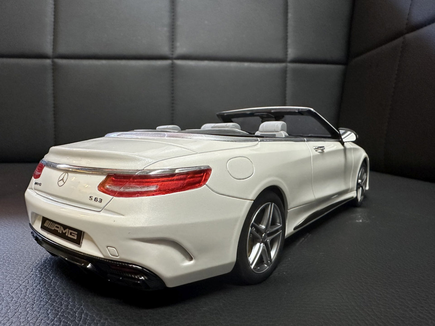 Mercedes Benz S63 AMG Cabrio white Limitiert 1337/1967 1:18 GT Spirit B66965712 Мерцедес Бенц С63 бял Лимитирана