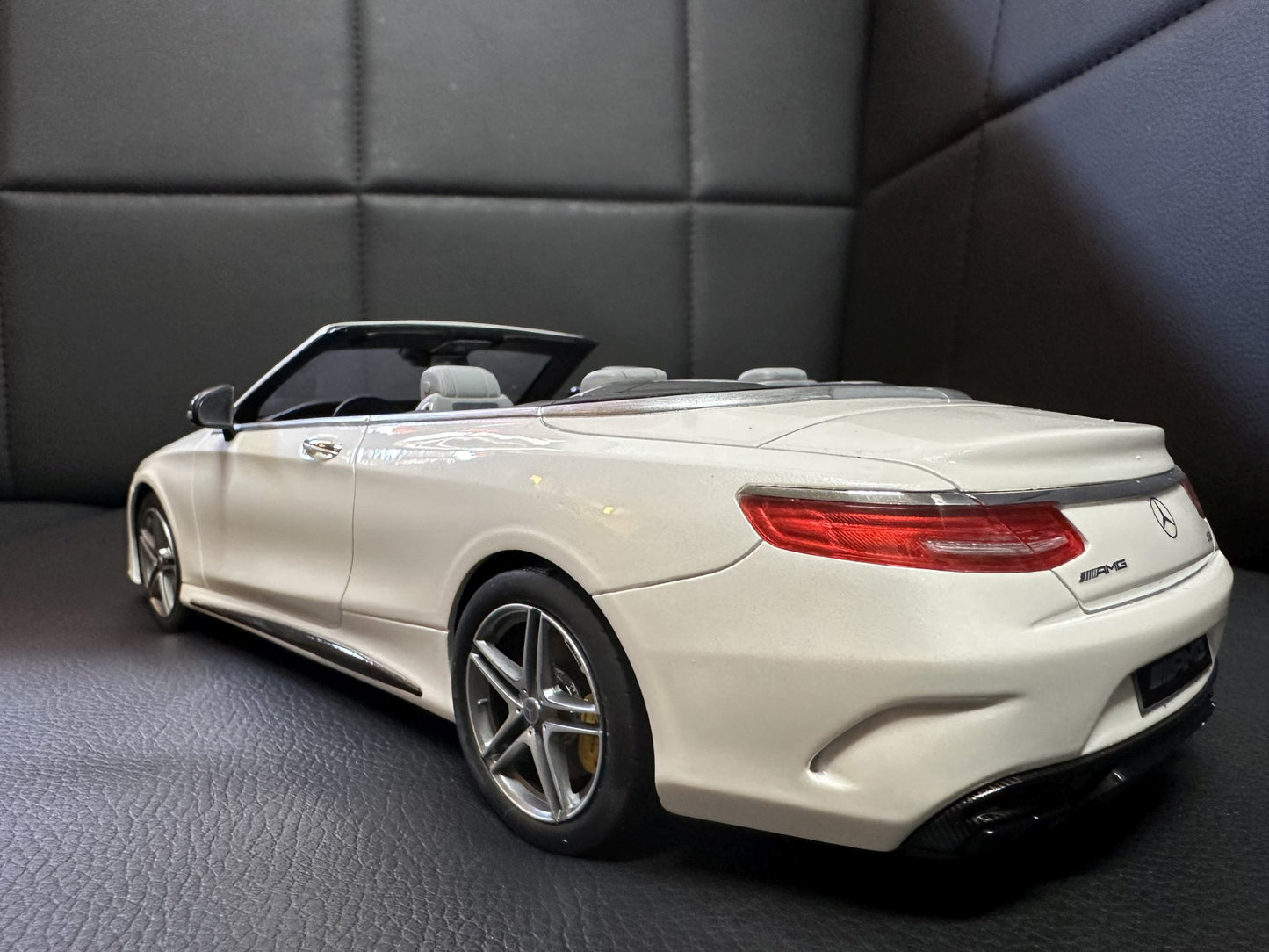 Mercedes Benz S63 AMG Cabrio white Limitiert 1337/1967 1:18 GT Spirit B66965712 Мерцедес Бенц С63 бял Лимитирана