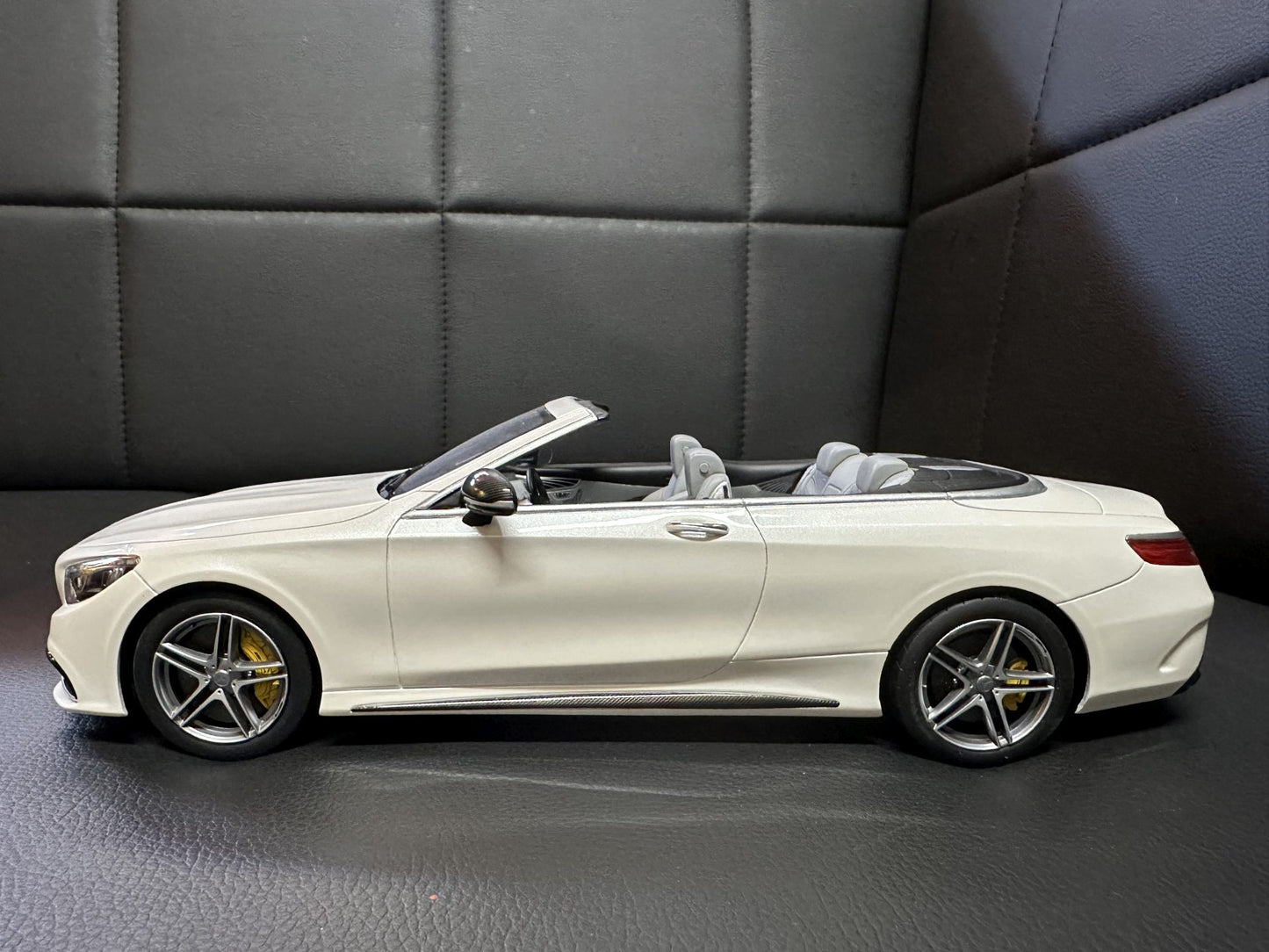 Mercedes Benz S63 AMG Cabrio white Limitiert 1337/1967 1:18 GT Spirit B66965712 Мерцедес Бенц С63 бял Лимитирана