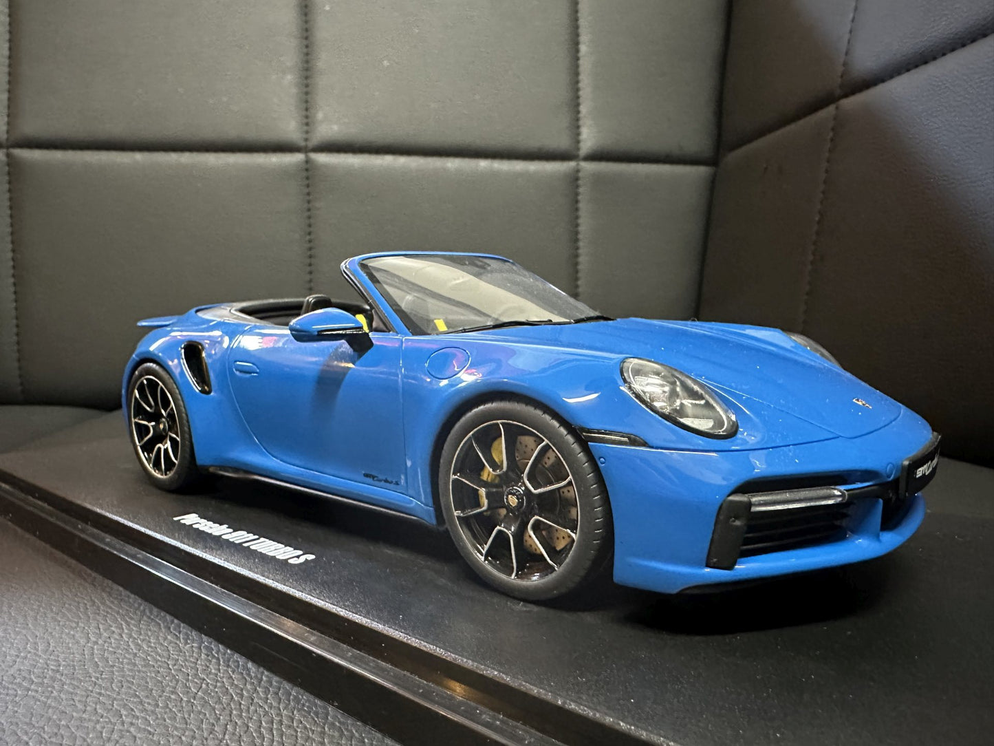 Porsche 911 Turbo S 992 Cabrio blue Limitiert 1:18 GT Spirit GT441 Порше 911 Турбо С Кабрио син Лимитирана