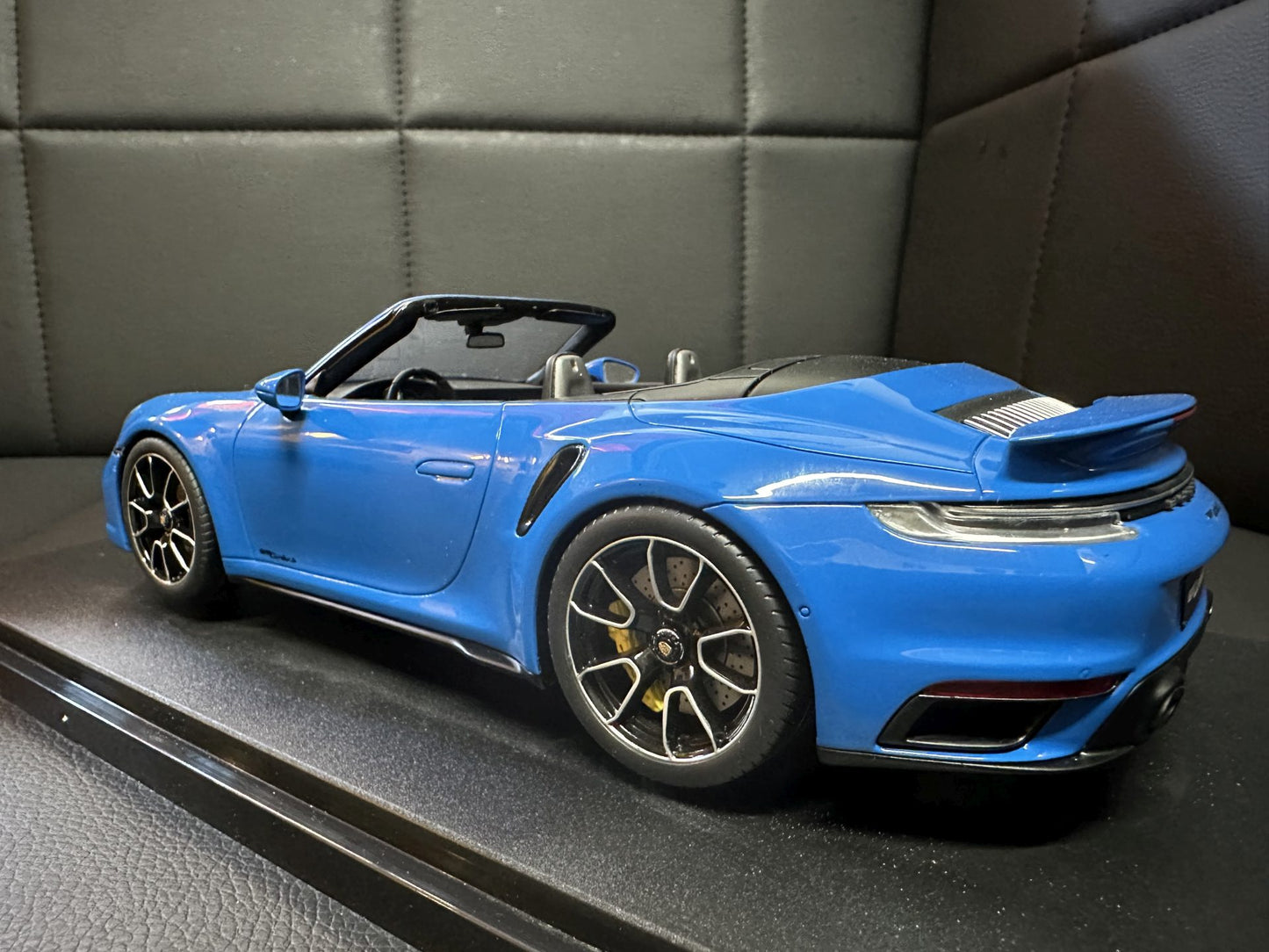 Porsche 911 Turbo S 992 Cabrio blue Limitiert 1:18 GT Spirit GT441 Порше 911 Турбо С Кабрио син Лимитирана