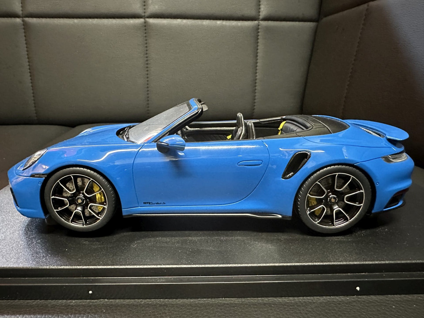 Porsche 911 Turbo S 992 Cabrio blue Limitiert 1:18 GT Spirit GT441 Порше 911 Турбо С Кабрио син Лимитирана