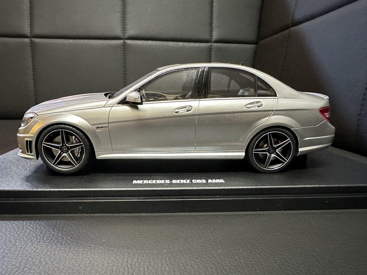 Mercedes Benz C63 AMG grey Limitiert 1:18 GT Spirit GT462 Мерцедес Бенц Ц63 сив Лимитирана