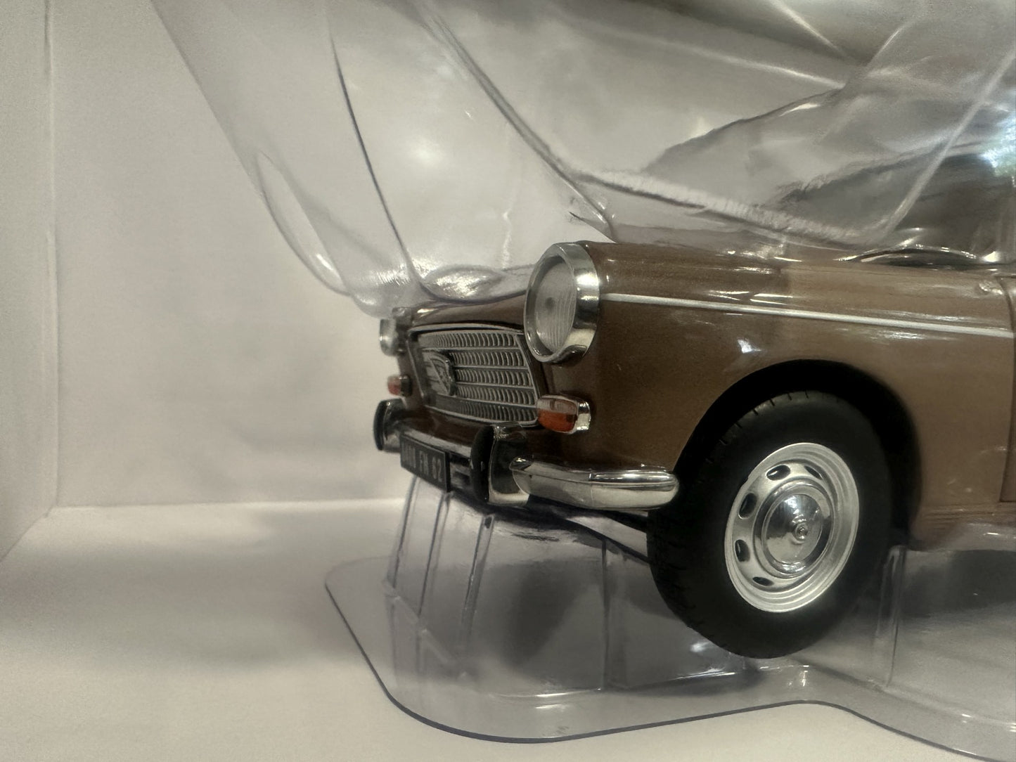 Peugeot 404 1965 Caravan Henon brown/white 1:18 NOREV 184837 Пежо 404 Каравана кафяв/бял