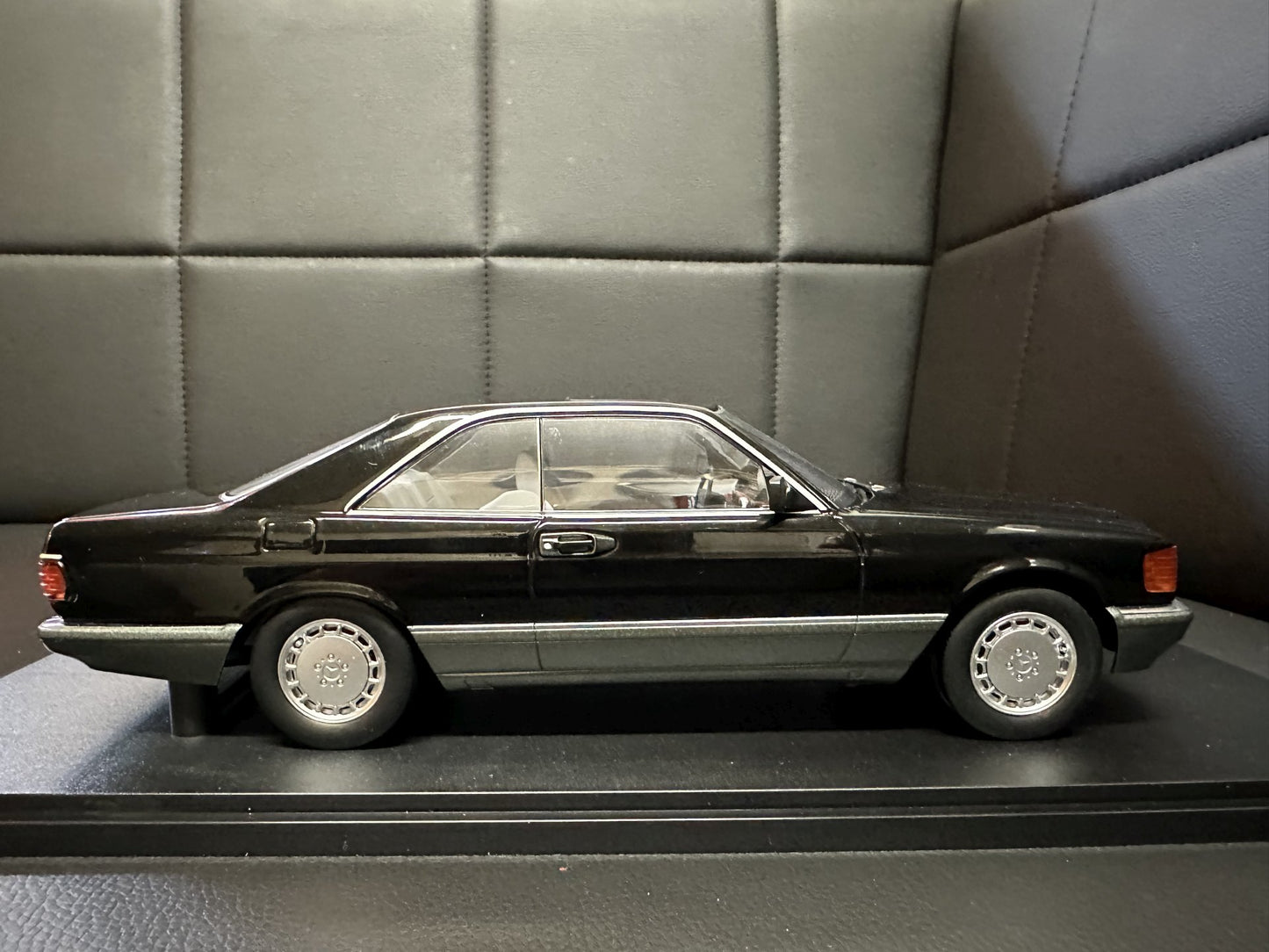 Mercedes Benz 500SEC Coupe C126 black 1:18 KK-Scale KKDC180334 Мерцедес Бенц Купе черен