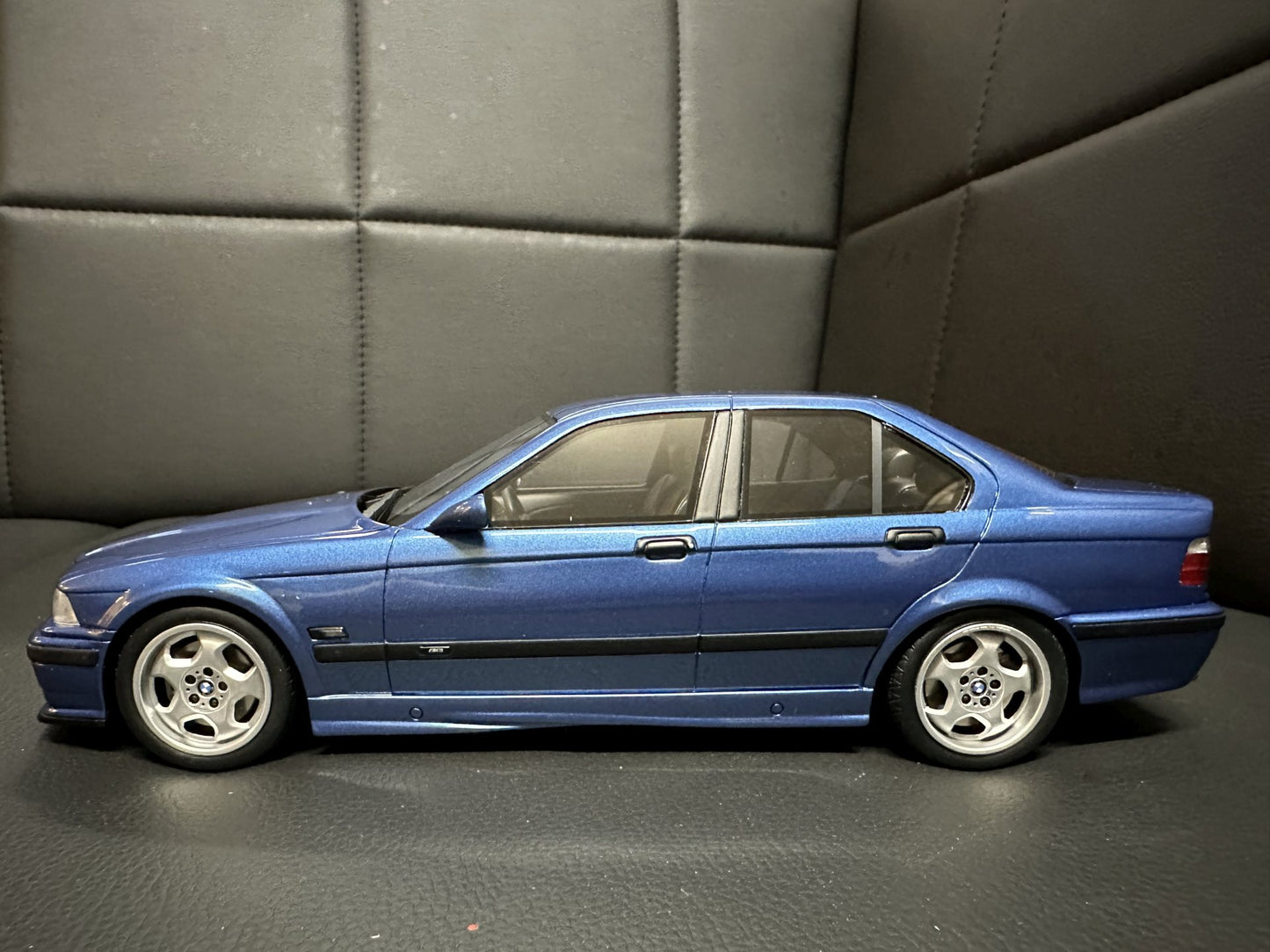 Bmw M3 E36 Limousine blue Limitiert 1095/3000 1:18 OTTO OT1082 Бмв M3 Е36 син Лимитирана