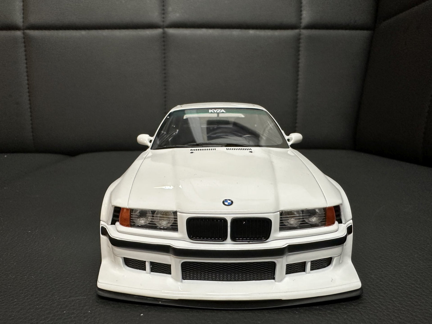 Bmw E36 Khyzyl Saleem Coupe white Limitiert 3000 1:18 OTTO OT1051 Бмв Е36 бял Лимитирана