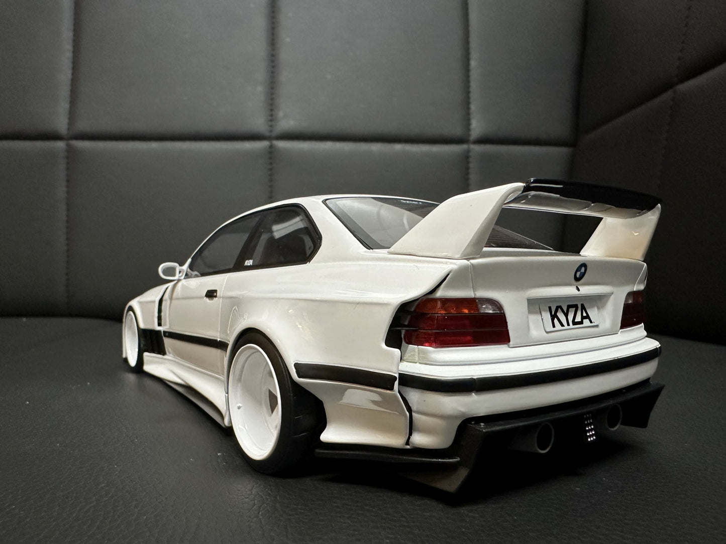 Bmw E36 Khyzyl Saleem Coupe white Limitiert 3000 1:18 OTTO OT1051 Бмв Е36 бял Лимитирана