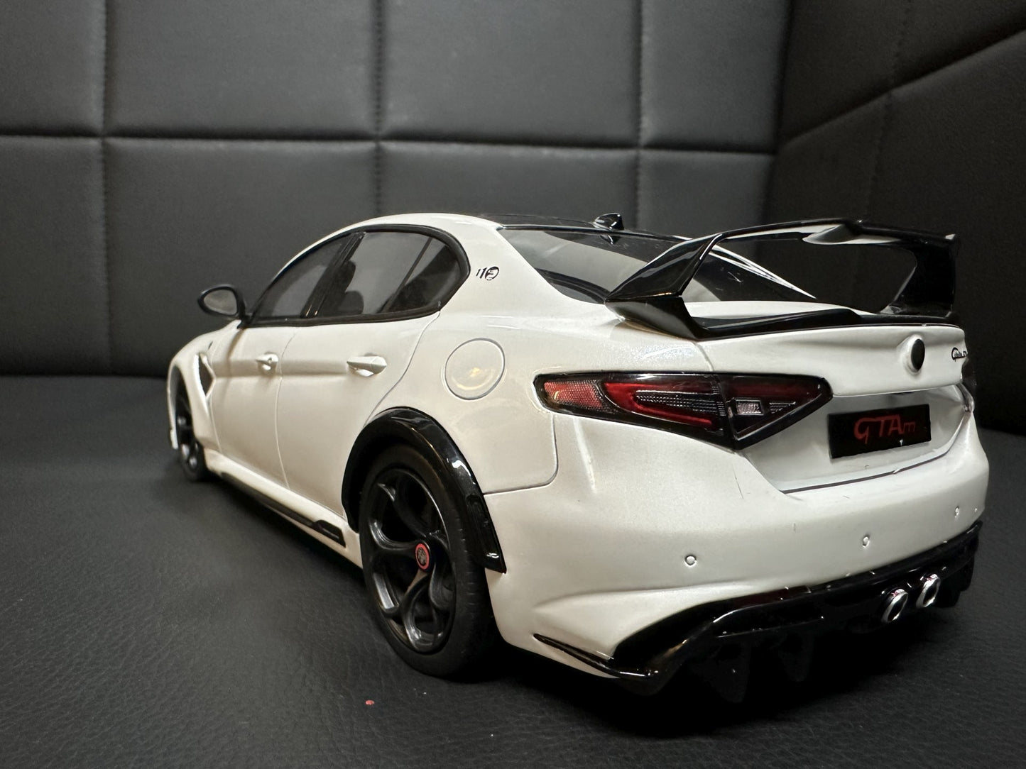 Alfa Romeo Giulia GTAm white Limitiert 330/999 1:18 OTTO OT990 Алфа Ромео Джулиа бял Лимитирана