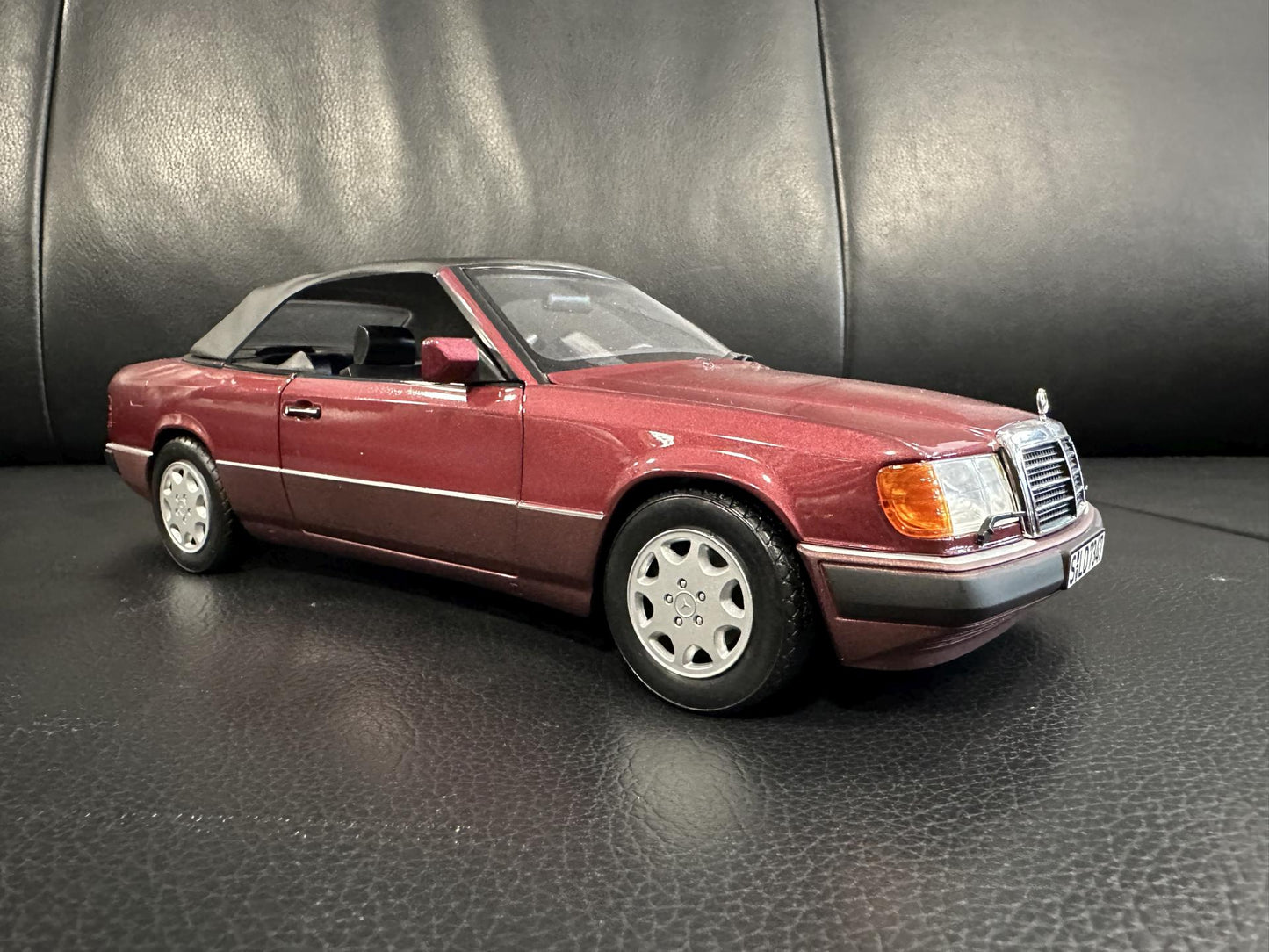 Mercedes Benz 300CE-24 Cabrio red 1:18 NOREV B66040616 Мерцедес Бенц 300CE червен отваряем