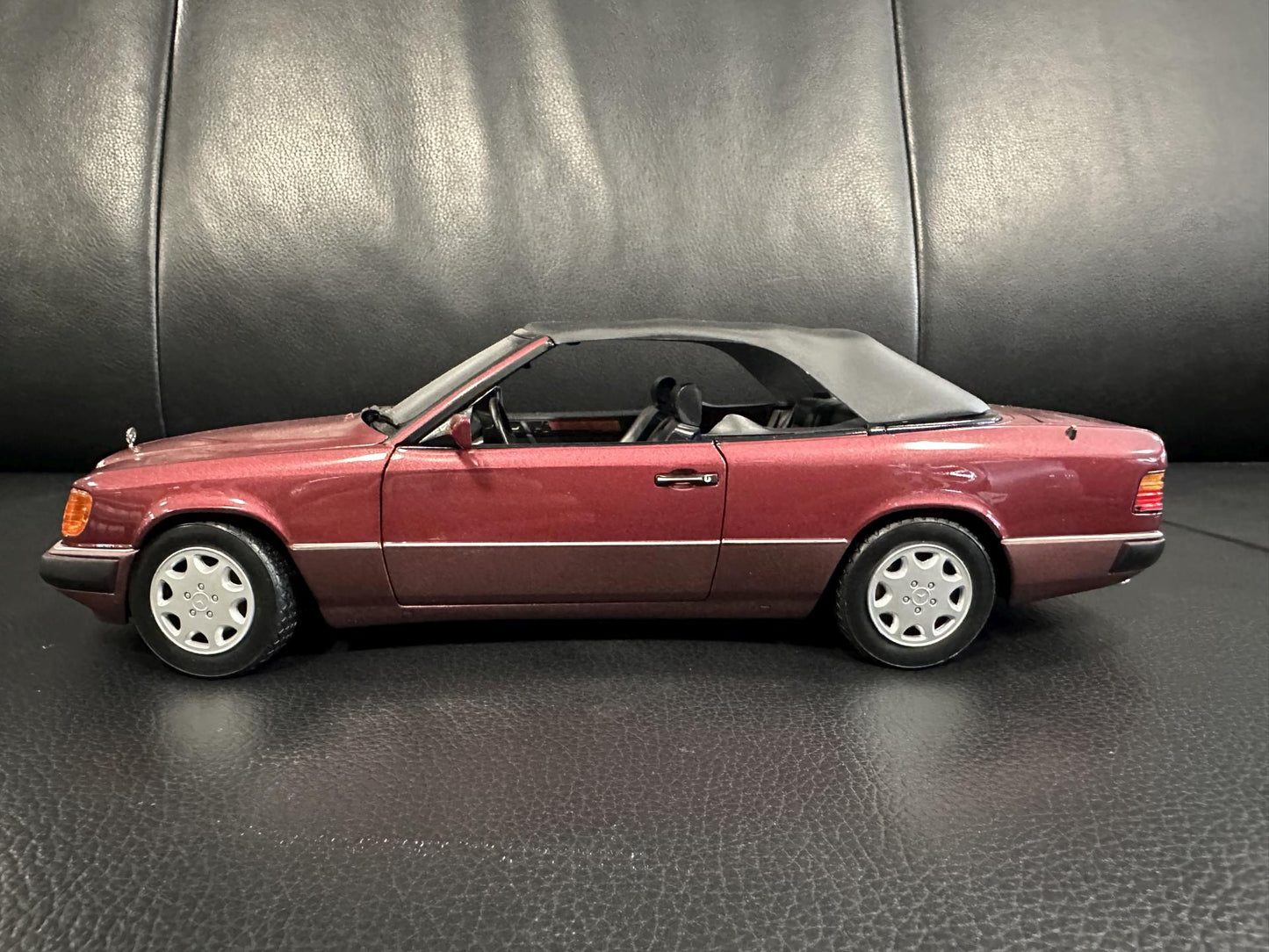 Mercedes Benz 300CE-24 Cabrio red 1:18 NOREV B66040616 Мерцедес Бенц 300CE червен отваряем