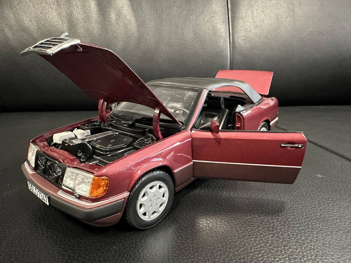 Mercedes Benz 300CE-24 Cabrio red 1:18 NOREV B66040616 Мерцедес Бенц 300CE червен отваряем
