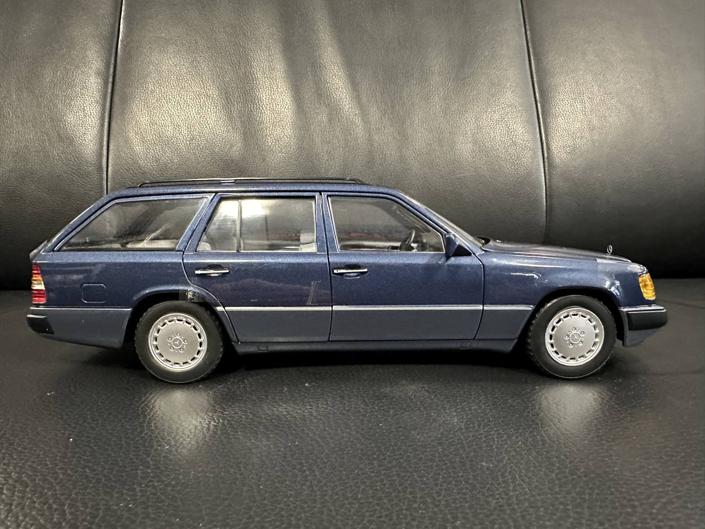 Mercedes Benz 300D 1990 W124 blue 1:18 NOREV 183962 Limitiert 1000pcs Мерцедес Бенц 300Д 1990 син Лимитирана 1000 бройки