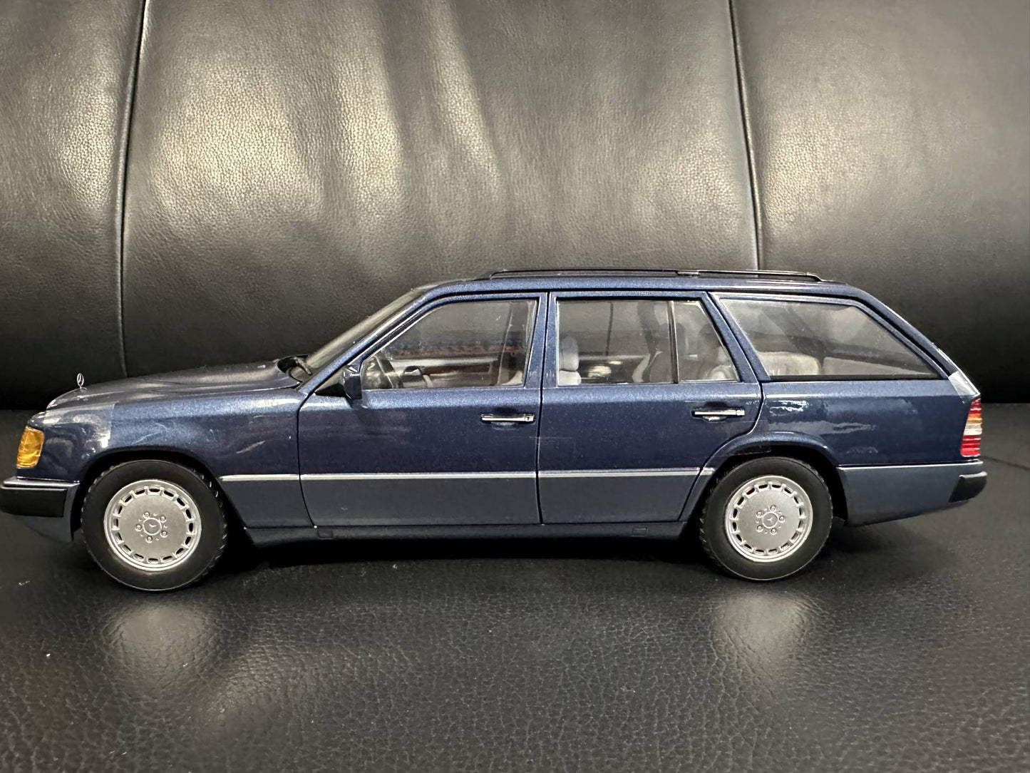 Mercedes Benz 300D 1990 W124 blue 1:18 NOREV 183962 Limitiert 1000pcs Мерцедес Бенц 300Д 1990 син Лимитирана 1000 бройки