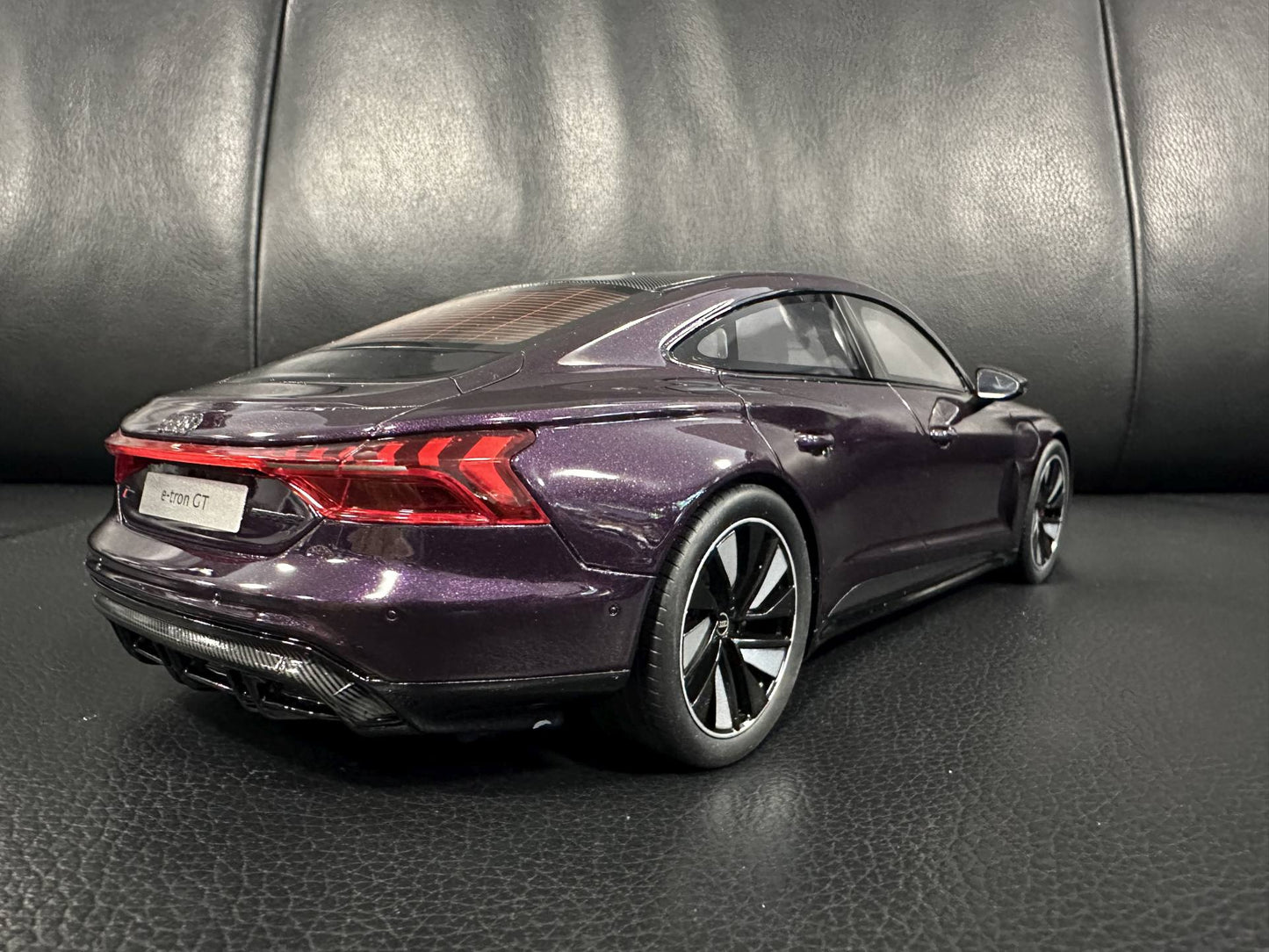 Audi RS E-tron GT violet Limitiert 077/999 1:18 GT Spirit GT392 Ауди РС Е Трон ГТ лилав Лимитирана