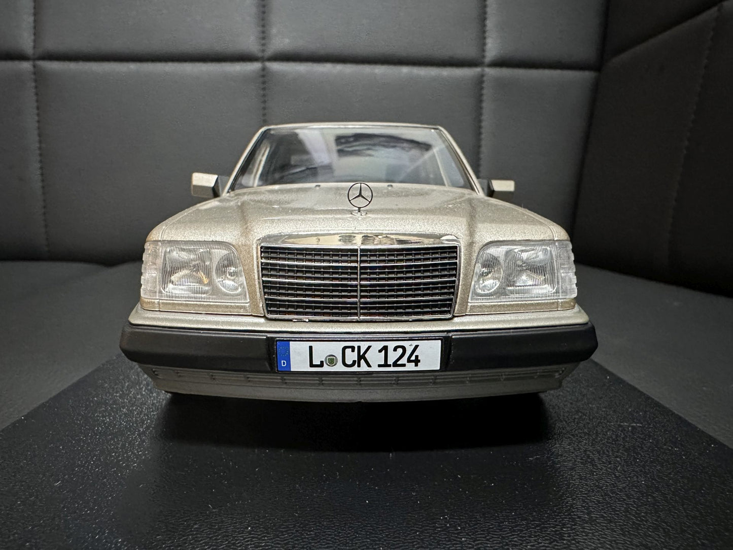 Mercedes Benz E Klasse 1989 W124 hell brown 1:18 i Scale Мерцедес Бенц Е Класа 1989 бежов