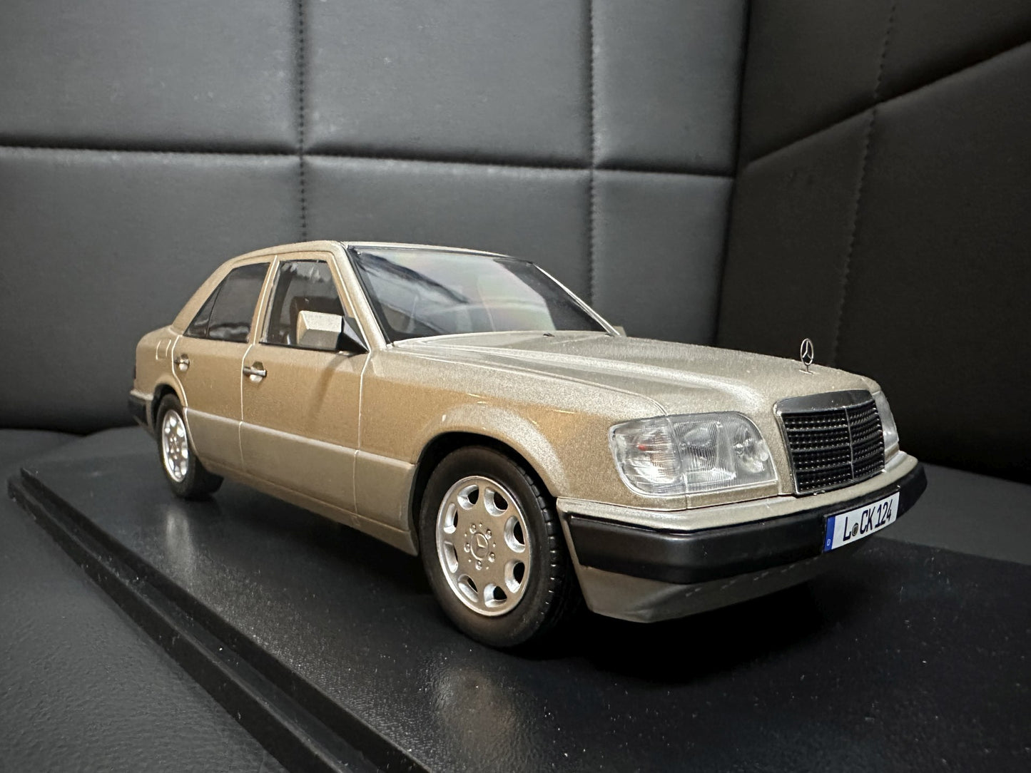 Mercedes Benz E Klasse 1989 W124 hell brown 1:18 i Scale Мерцедес Бенц Е Класа 1989 бежов